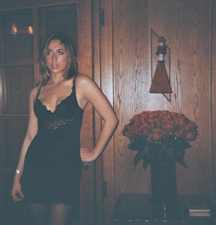 Tate McRae Posts '90s-Inspired Parisian Photo Shoot Tate McRae Posts '90s-Inspired Parisian Photo Shoot